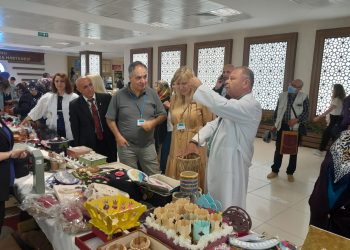 Hastanede rengarenk sergi