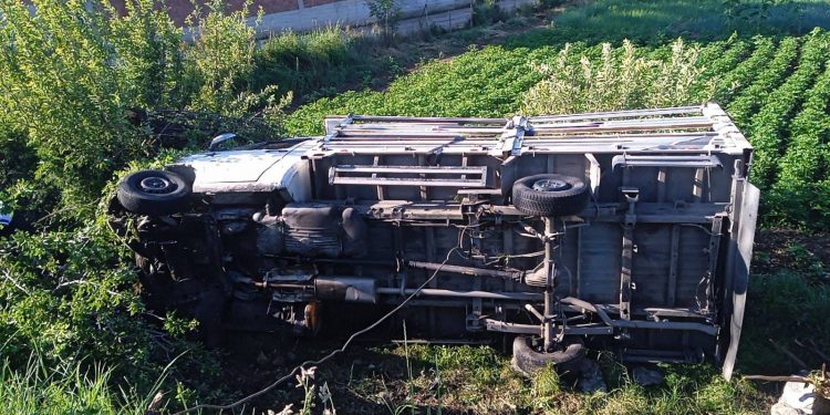 Kamyonet bostana uçtu