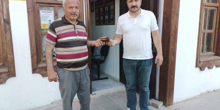 Kaybettiği cüzdanına muhtar sayesinde kavuştu