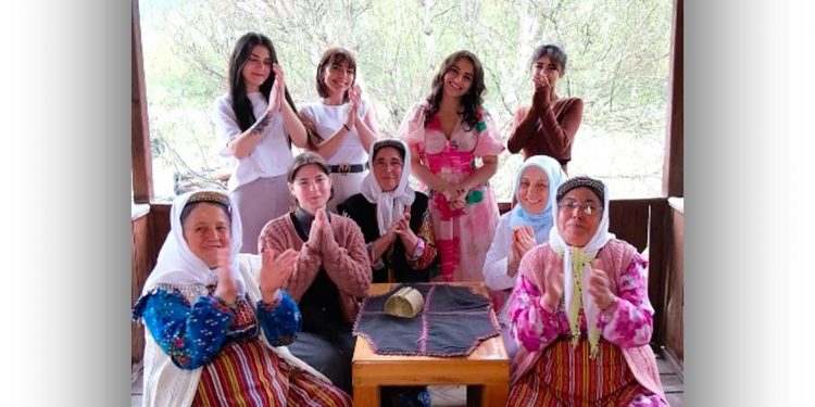 Yöresel kıyafetli “60’lık güzellere” cilt bakımı