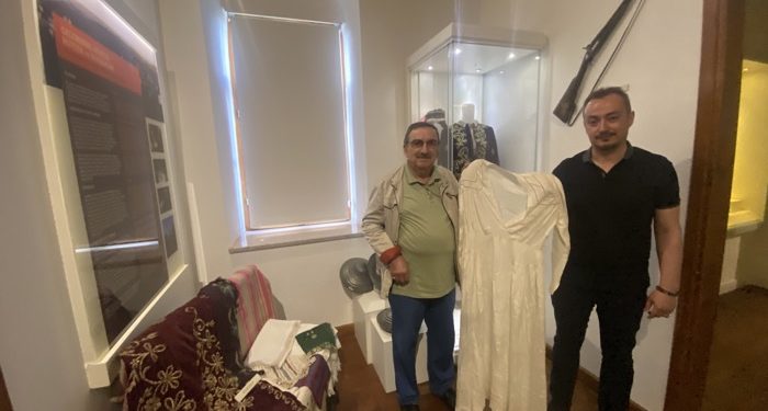 Annesinin 75 yıllık gelinliğini müzeye bağışladı