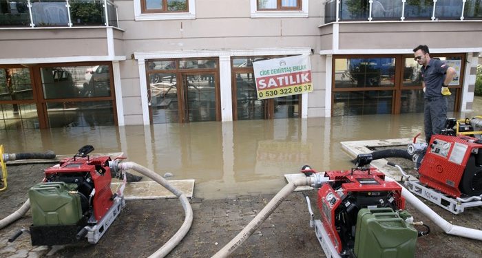 Cide’de sel sonrası çalışmalar sürüyor / Kapanan Bartın yolu açıldı