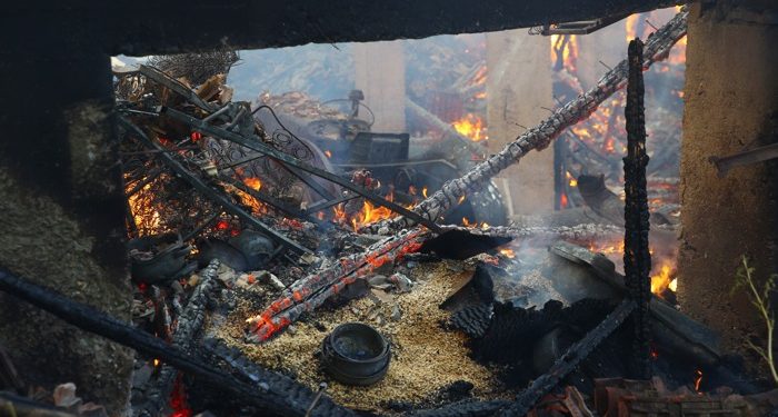 Traktörden çıkan yangın evi yaktı