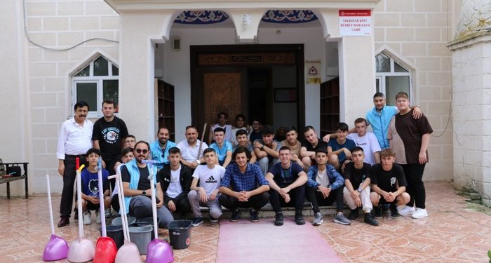 Gençlik kampına katılan gençler camide temizlik yaptı