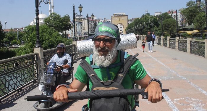 Okuduğu kitaptan etkilenip yürüyerek Türkiye turuna çıktı