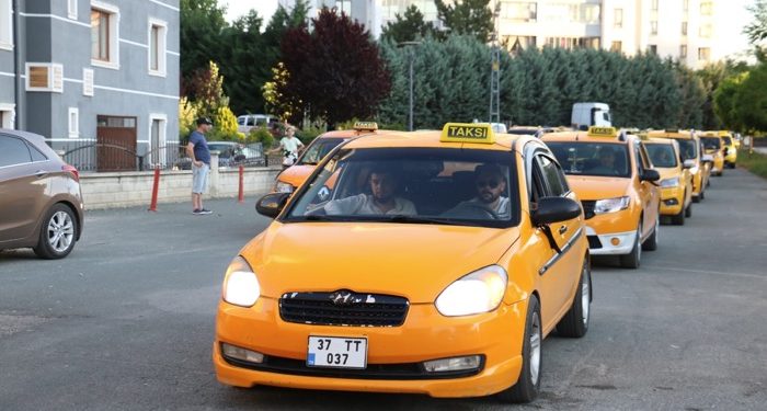 Taksiciler öldürülen meslektaşları için konvoy düzenledi