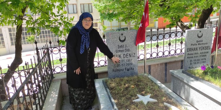 Şehit annesi, bu bayramı da oğlunun kabri başında geçirdi