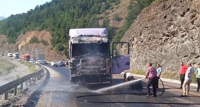 Seyir halindeki tır yandı