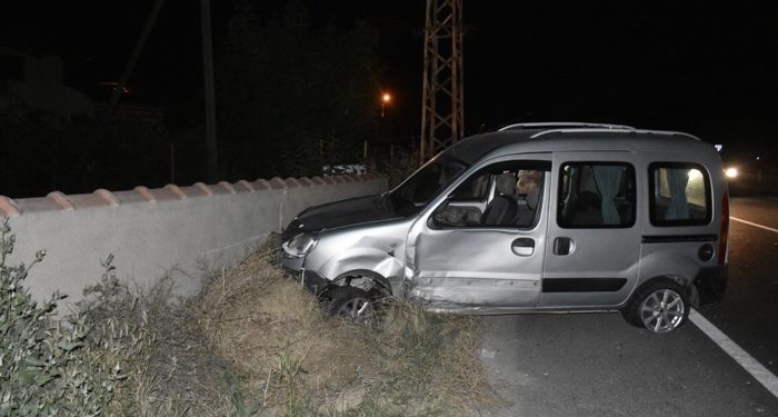 Tosya D100’de iki araç çarpıştı: 3 yaralı