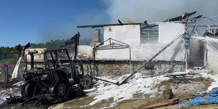 Traktörde çıkan yangın evi küle çevirdi