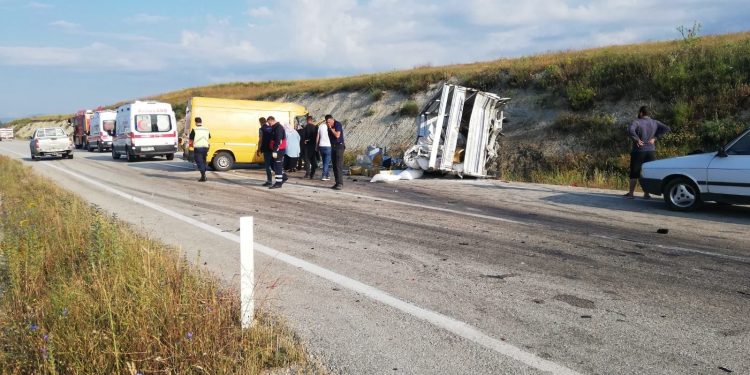 Minibüs ile kamyonet çarpıştı: 4 yaralı