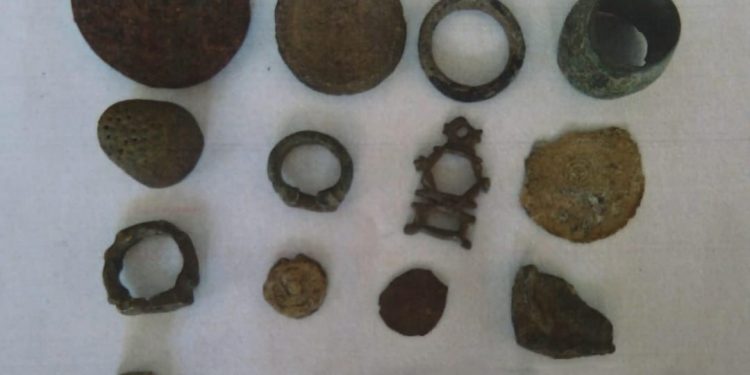 Aranan şahsın evinden tarihi eserler çıktı