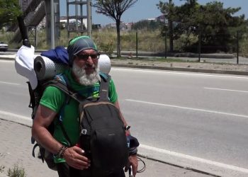 Emekli olup Türkiye’yi yürüyerek gezmeye başladı