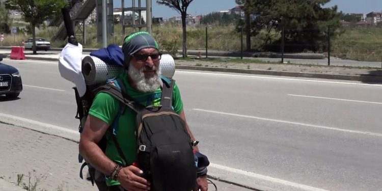 Emekli olup Türkiye’yi yürüyerek gezmeye başladı