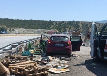  D100’de gurbetçi ailenin bulunduğu otomobil bariyerlere çarptı: 2 yaralı