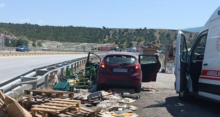 D100’de gurbetçi ailenin bulunduğu otomobil bariyerlere çarptı: 2 yaralı