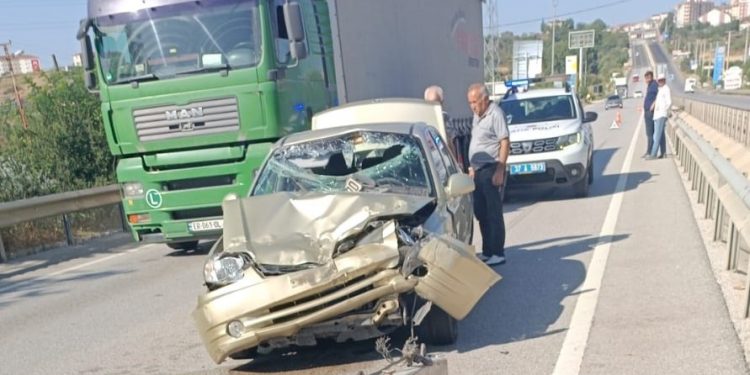 D100’de otomobil ile traktör çarpıştı: 1 yaralı