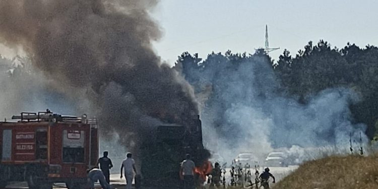 Seyir halindeki biçerdöver yandı