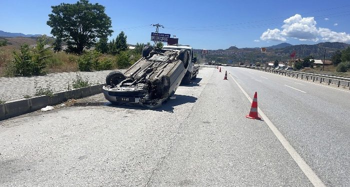 D100’de bariyerlere çarpan otomobil takla attı: 1 yaralı