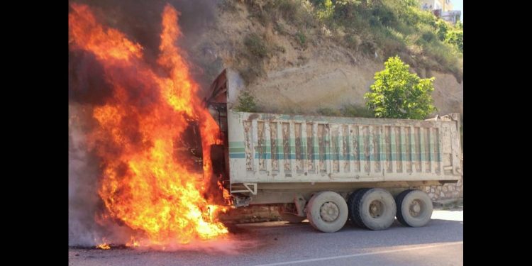 Seyir halindeki tır yandı
