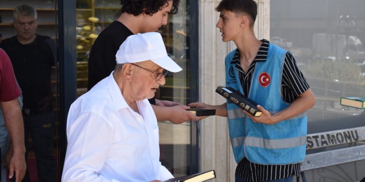 Ülkü Ocakları’ndan Kur’an-ı Kerim dağıtımı