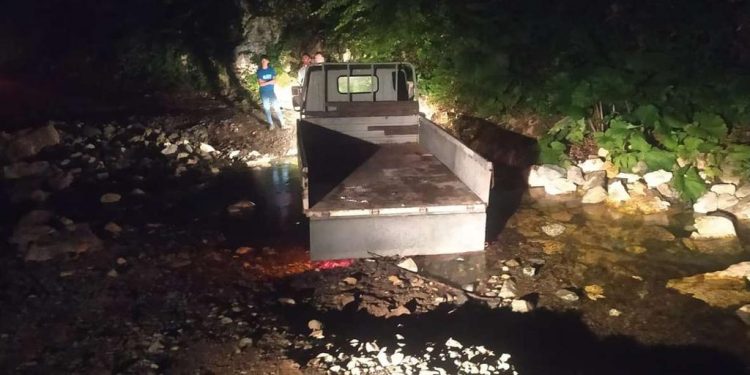 Bozuk yolda kalan araçlar, traktör yardımıyla çekiliyor