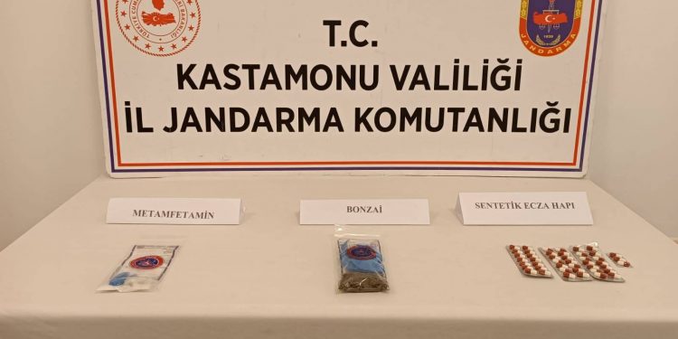 İstanbul’dan Kastamonu’ya uyuşturucu getiren 2 kişi yakalandı