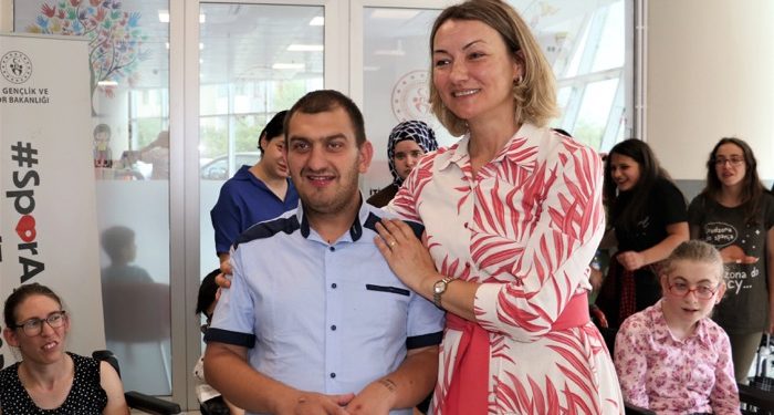 Özel bireylerden Bayan Çakır’a özel veda programı