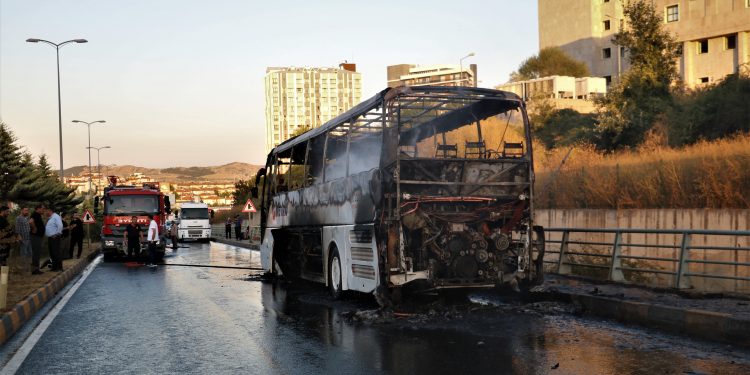 Seyir halindeki yolcu otobüsü yandı