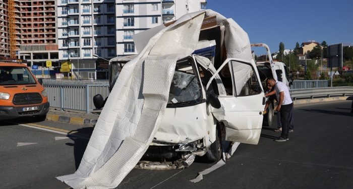 Bariyere çarpan kamyonetin sürücüsü yaralandı