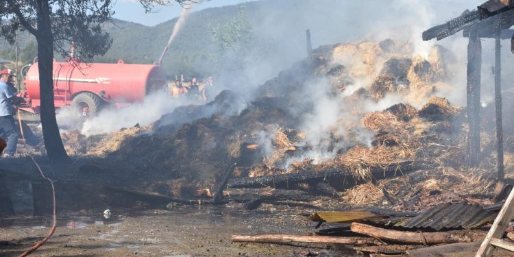 1500 balya saman ve traktör yandı