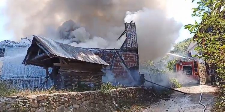 Alevlere teslim olan ev kullanılmaz hale geldi