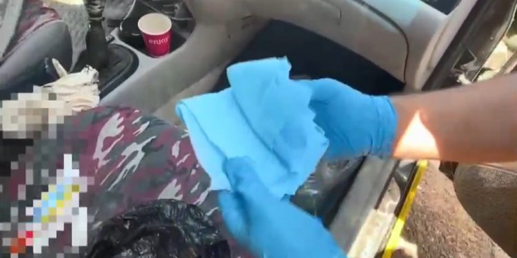 Yakalanmamak için uyuşturucuyu peçeteye emdirdi