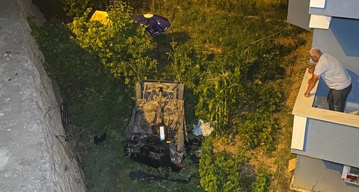 Kontrolden çıkan araç 7 metrelik istinat duvarından bahçeye uçtu: 1 yaralı