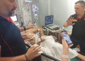  İnşaat işçisinin vücuduna 1,5 metrelik demir saplandı