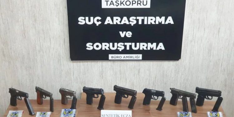 8 adet ruhsatsız tabanca ele geçirildi