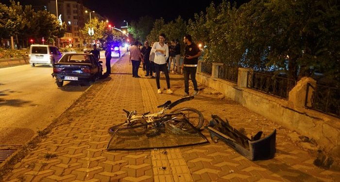 Yoldan çıkan otomobil, kaldırımda bisiklet süren gençlere çarptı: 2 yaralı