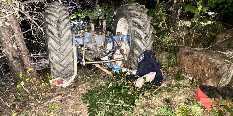 Traktör uçuma yuvarlandı