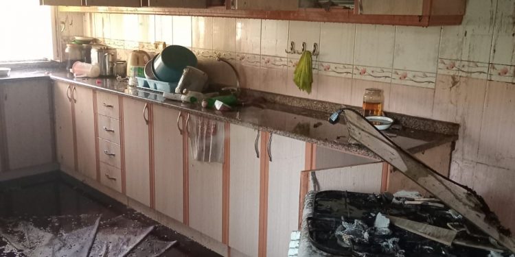 Açık unutulan fırın ev yaktı