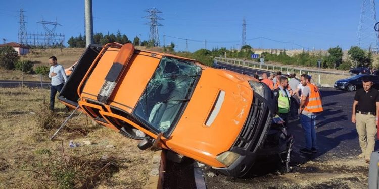 Karayolları aracı ile otomobil çarpıştı: 6 yaralı