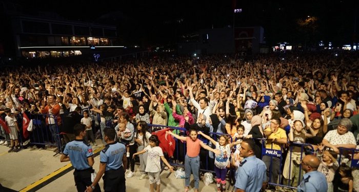 30 Ağustos konserinde halk korosu güzelliği