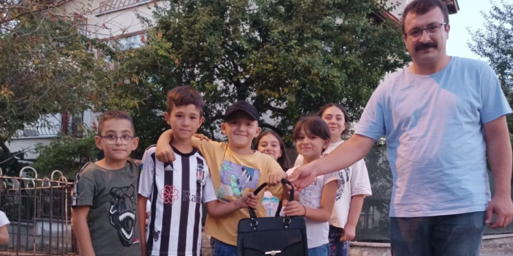 Oyun oynarken buldukları para ve döviz dolu çantayı sahibine ulaştırdılar