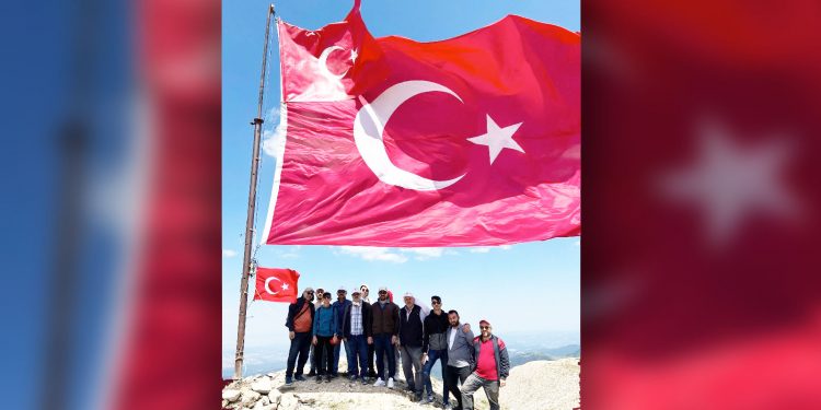 Ilgaz Dağı’nın zirvesinde dev Türk bayrağı