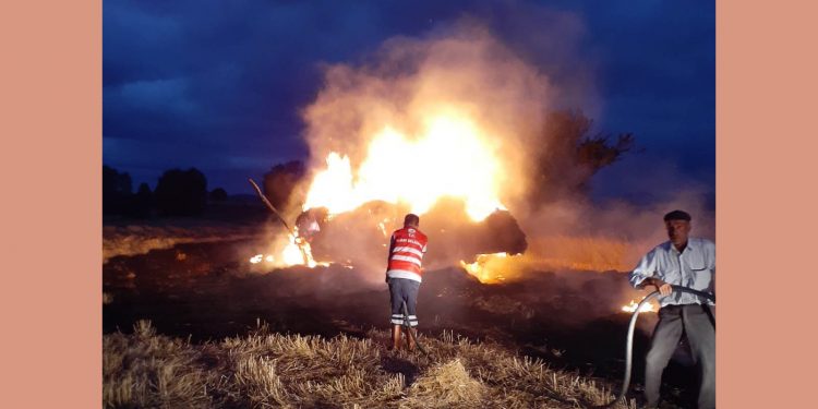 Saman balyası yüklü römork alev alev yandı