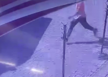 Park halindeyken hareket eden minibüsü esnaf durdurdu