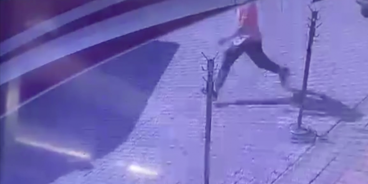 Park halindeyken hareket eden minibüsü esnaf durdurdu