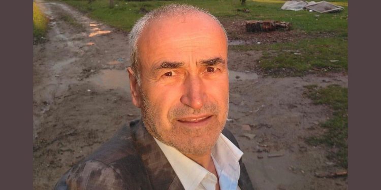 Kestiği ağacın dalı kafasına düşen muhtar beyin kanaması geçirdi