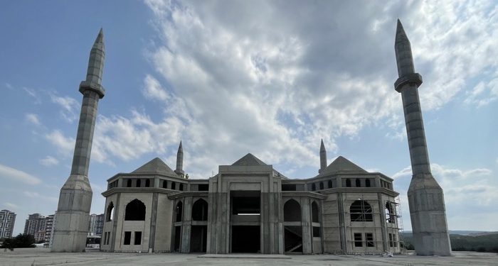 KÜ’deki 5 bin kişilik camide çalışmalar tekrar başladı