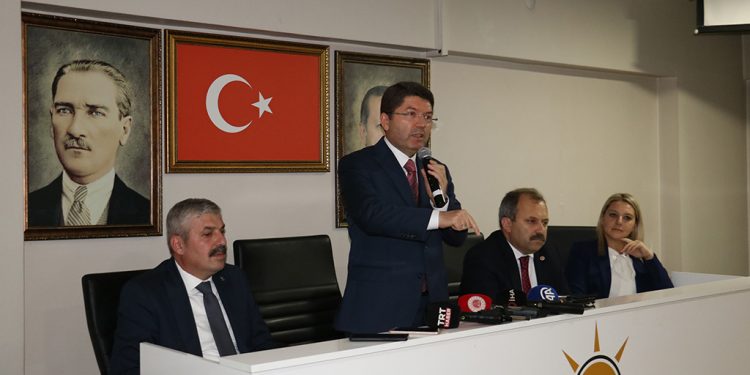 Bakan tunç, AK Parti İl Başkanlığında konuştu