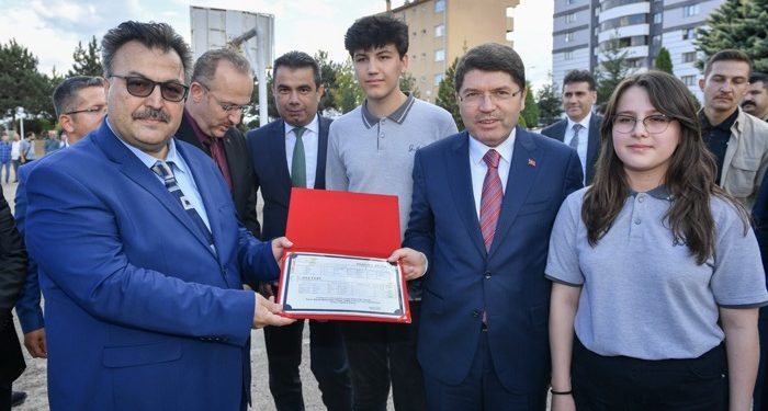 Adalet Bakanı Tunç mezun olduğu liseyi ziyaret etti